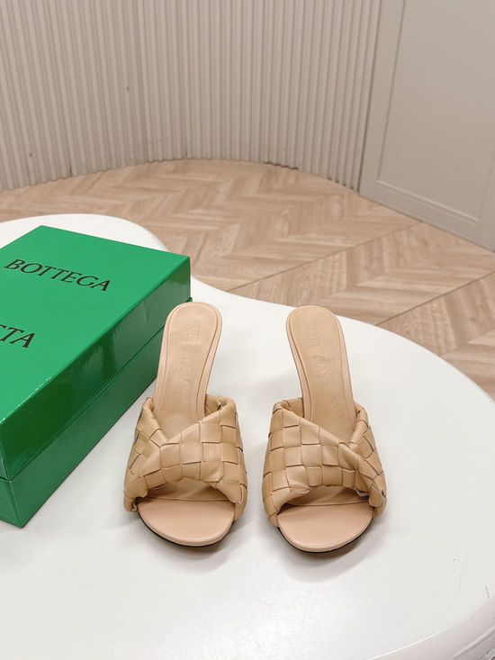 Bottega Veneta Sophisticated Mule Sandals with Exquisite Weaving Design