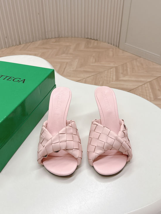 Bottega Veneta Sophisticated Mule Sandals with Exquisite Weaving Design