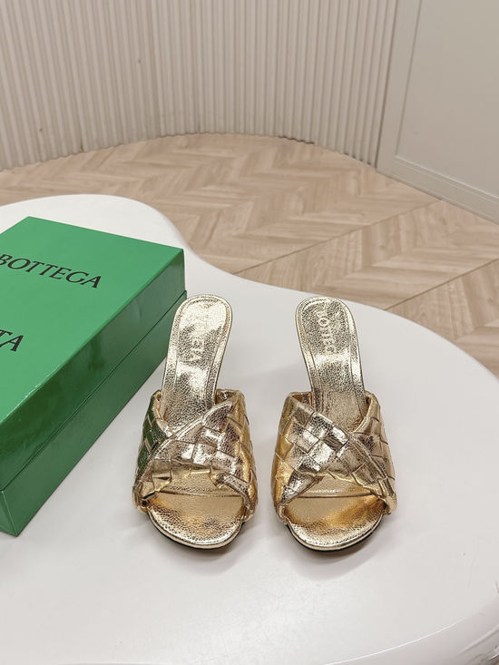 Bottega Veneta Sophisticated Mule Sandals with Exquisite Weaving Design