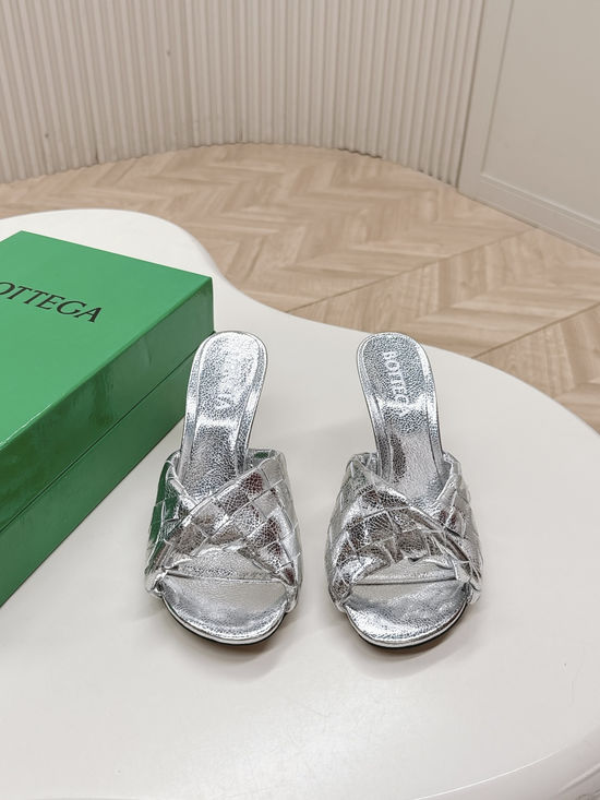 Bottega Veneta Sophisticated Mule Sandals with Exquisite Weaving Design