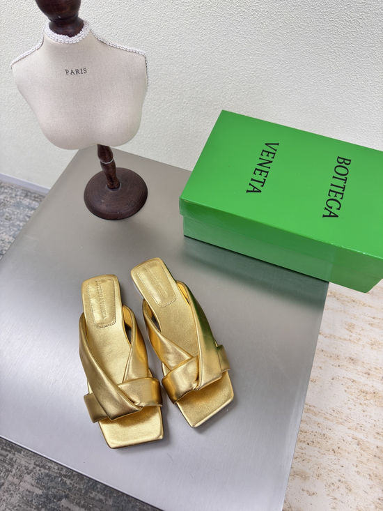Bottega Veneta Golden Handmade Sheepskin Flat Mules Comfortable Slides