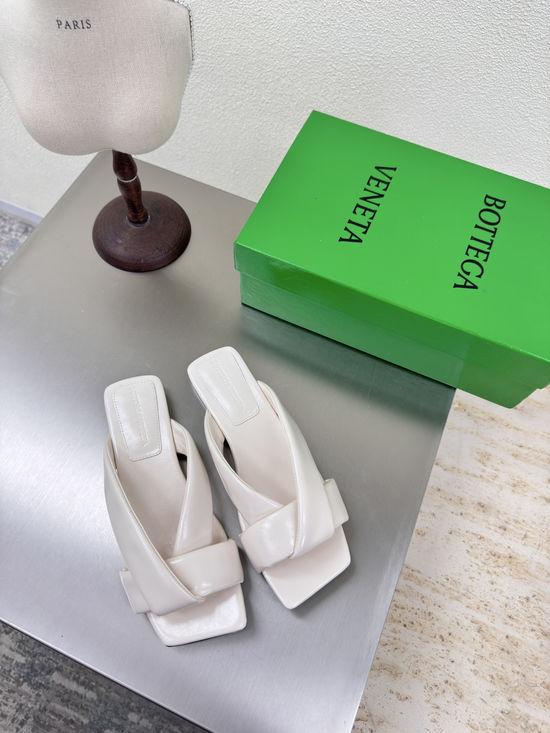 Bottega Veneta Off White Handmade Sheepskin Flat Mules Comfortable Slides