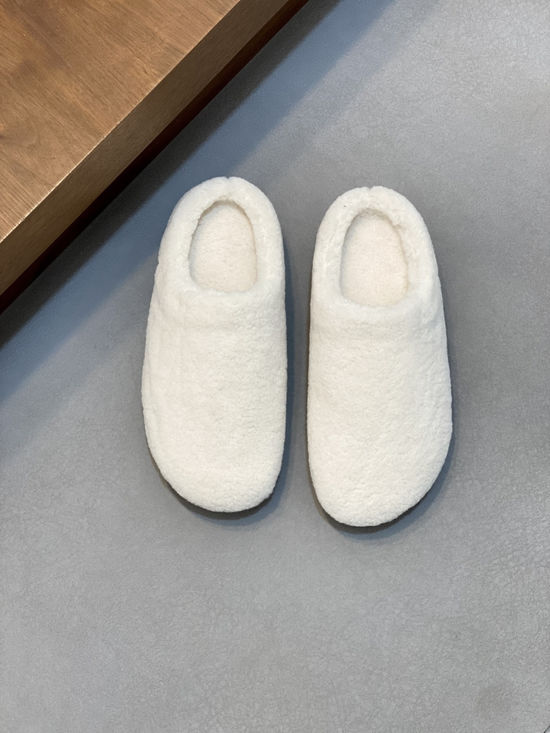 Alo Comfortable Closed-toe Recovery Slippers for Casual Wear