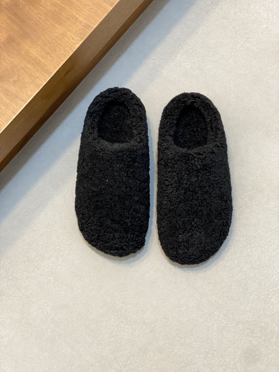 Alo Comfortable Closed-toe Recovery Slippers for Casual Wear
