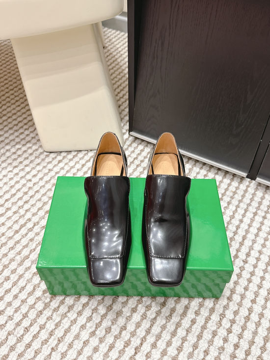 Bottega Veneta Shiny Leather Square Toe Mid Heel Shoes