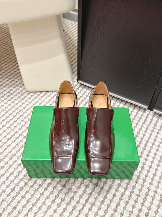 Bottega Veneta Shiny Leather Square Toe Mid Heel Shoes