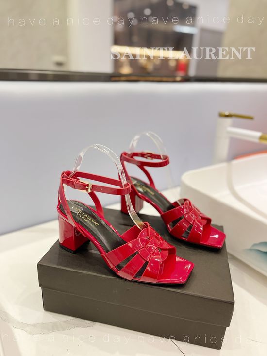 Yves Saint Laurent Patent Leather Mid Heel Shoes Elegant Classic Dress Footwear