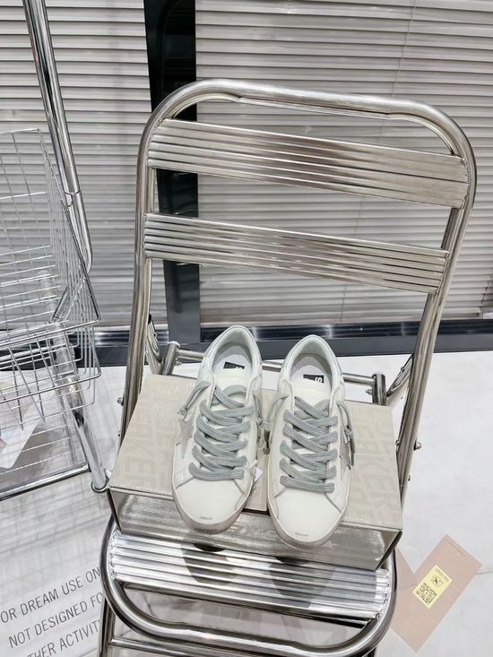 Golden Goose Vintage Distressed Comfortable Casual Fashion Sneakers with Hidden Heel