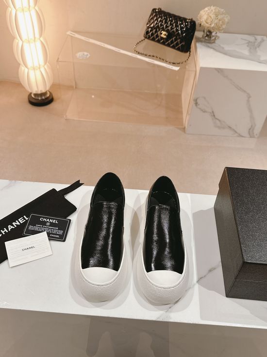 Chanel Embossed Logo Patent Leather Lace-up Casual Sneakers