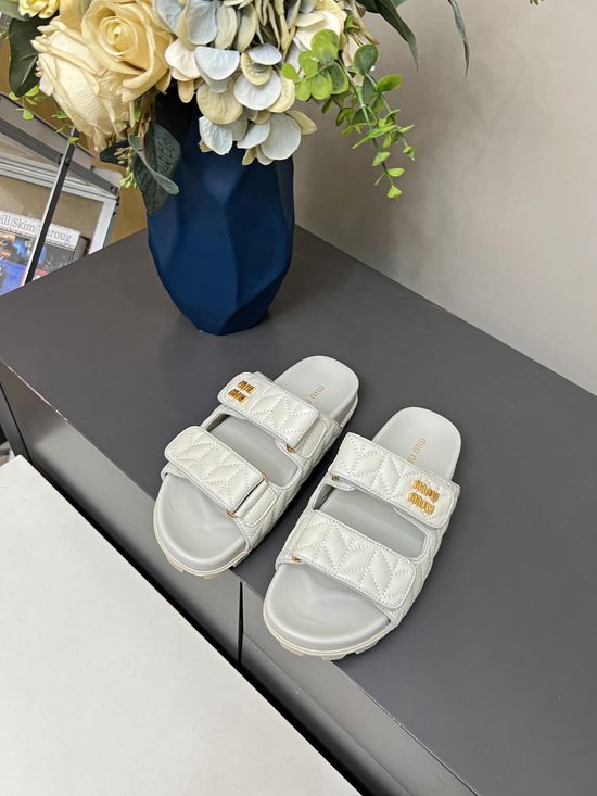 Miu Miu Elegant Embroidered Flat Slippers Comfortable Sheepskin Footwear