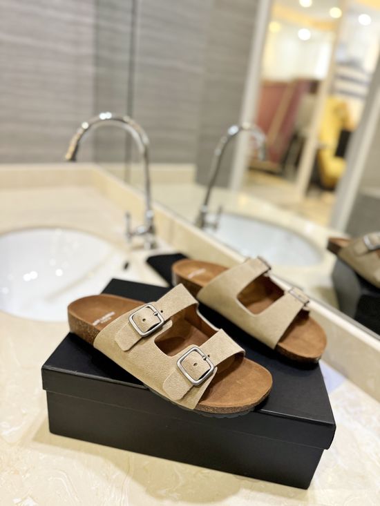 Yves Saint Laurent Stylish Thick-Soled Flip-Flops for Casual Wear