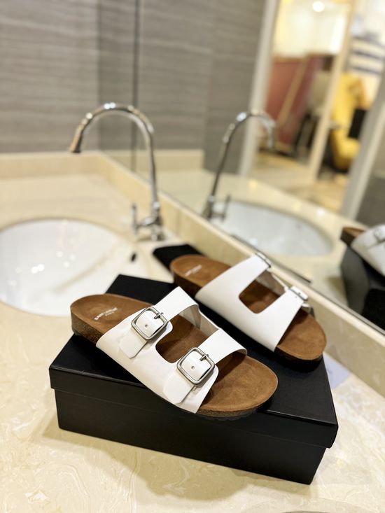 Yves Saint Laurent Stylish Thick-Soled Flip-Flops for Casual Wear