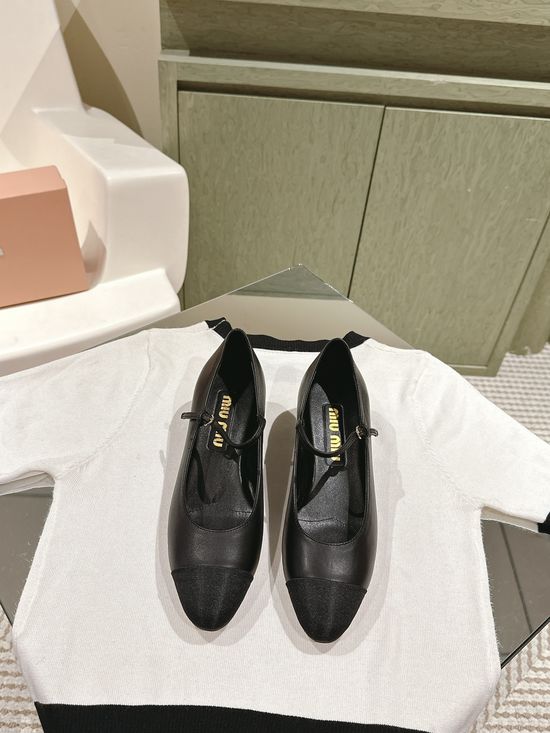 Miu Miu Classic Pointed Toe Leather Mid Heel Dress Shoes