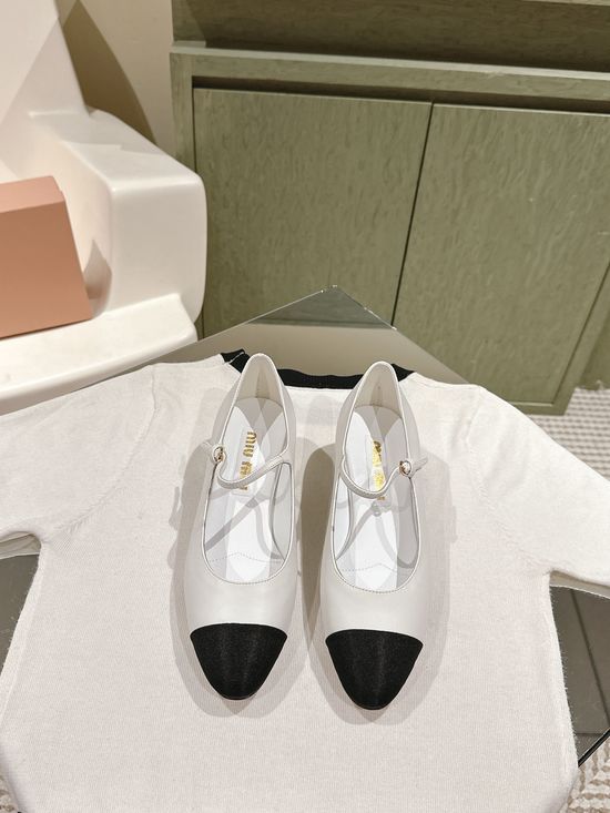 Miu Miu Classic Pointed Toe Leather Mid Heel Dress Shoes