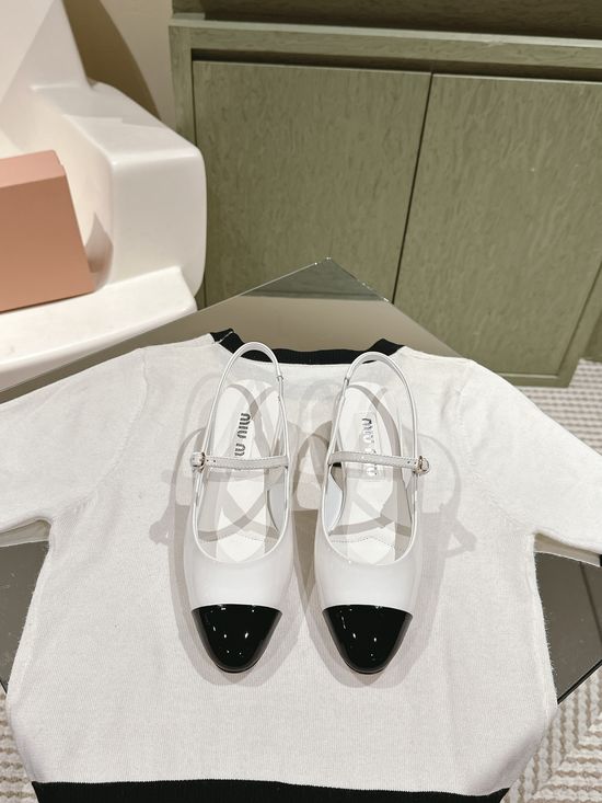 Miu Miu Classic Pointed Toe Leather Mid Heel Dress Shoes