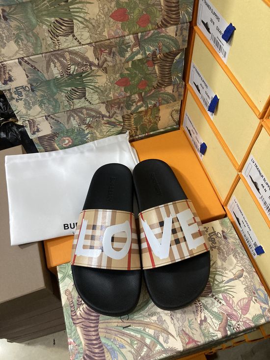 Burberry Flat Casual Beach Slides Lightweight Comfortable Daily