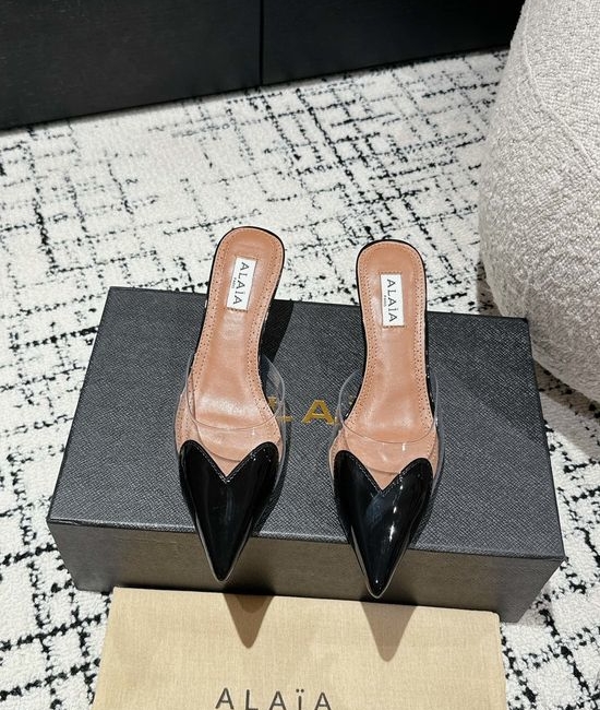Alaia Patent Leather Heart Decor Heeled Sandals Elegant Style