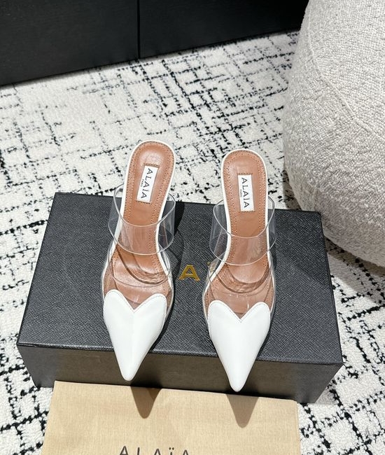 Alaia Patent Leather Heart Decor Heeled Sandals Elegant Style