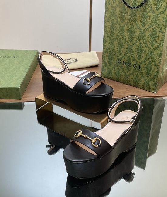 Gucci Grain Leather Buckle Decor Platform Heeled Sandals