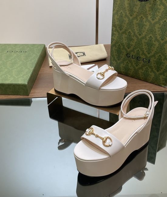 Gucci Grain Leather Buckle Decor Platform Heeled Sandals