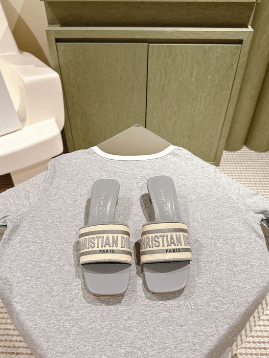Gucci Embroidered Comfort Slide Sandals with Premium Leather Insole