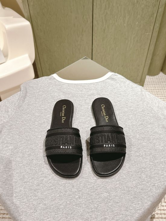 Gucci Embroidered Comfort Slide Sandals with Premium Leather Insole
