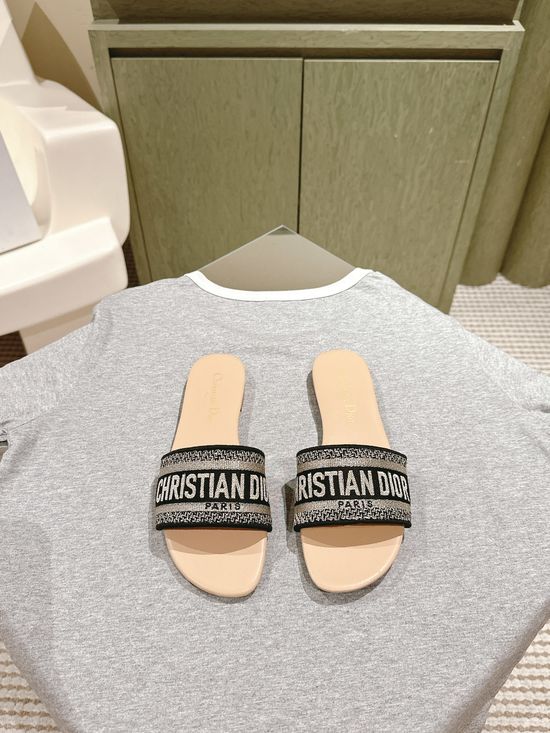 Gucci Embroidered Comfort Slide Sandals with Premium Leather Insole