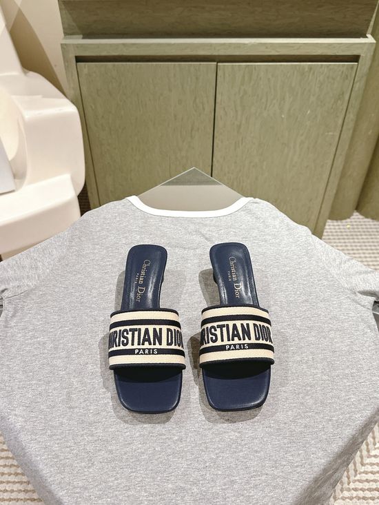 Gucci Embroidered Comfort Slide Sandals with Premium Leather Insole
