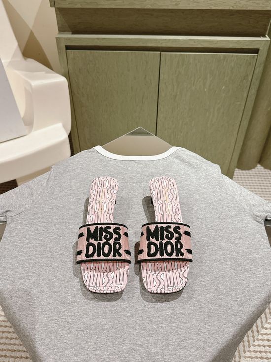 Gucci Embroidered Comfort Slide Sandals with Premium Leather Insole
