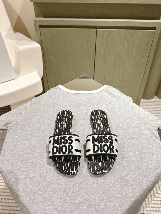Gucci Embroidered Comfort Slide Sandals with Premium Leather Insole