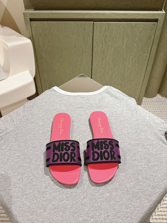 Gucci Embroidered Comfort Slide Sandals with Premium Leather Insole