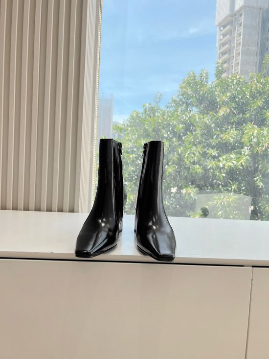 Yves Saint Laurent Elegant High-Heeled Chelsea Boots with Metallic Accents