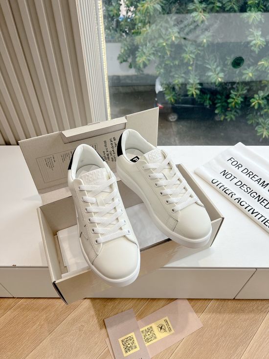 Golden Goose Classic Distressed Style Versatile Daily Sneakers