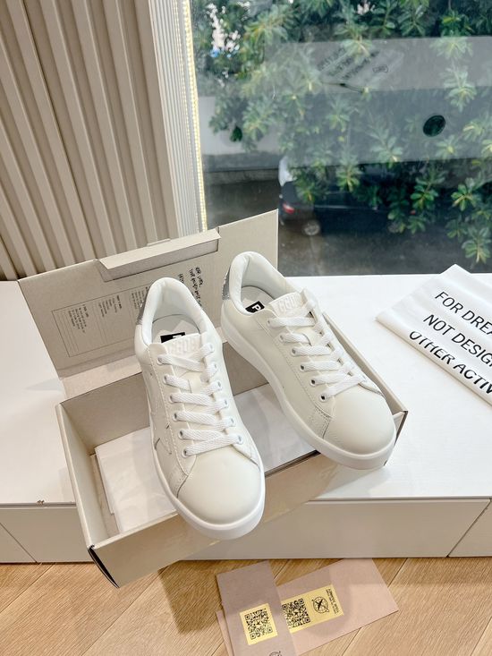 Golden Goose Classic Distressed Style Versatile Daily Sneakers
