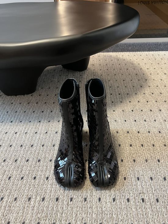 Maison Margiela Split Toe Ankle Boots with Soft and Comfortable Design