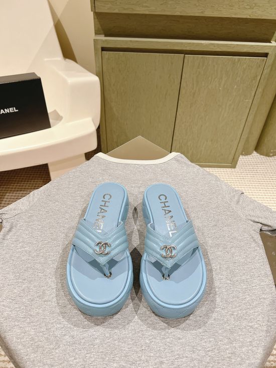 Gucci Classic Embroidered Logo Leather Slides