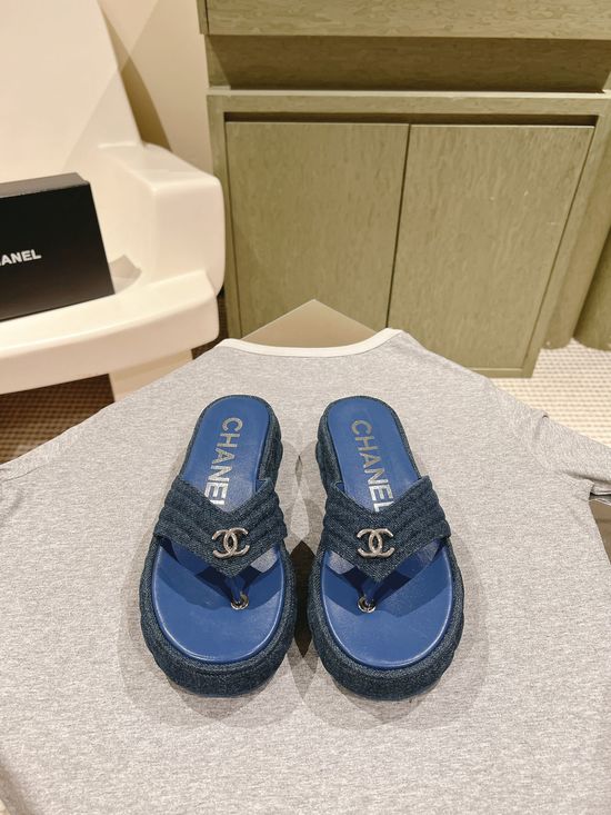 Gucci Classic Embroidered Logo Leather Slides