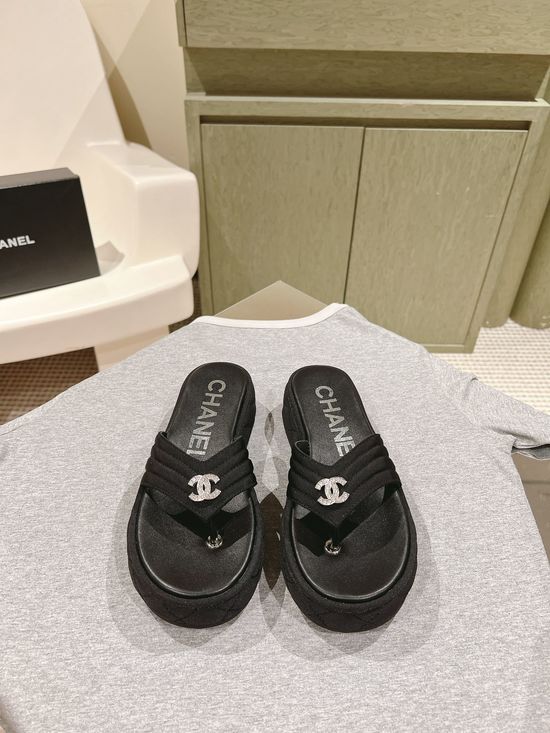 Gucci Classic Embroidered Logo Leather Slides