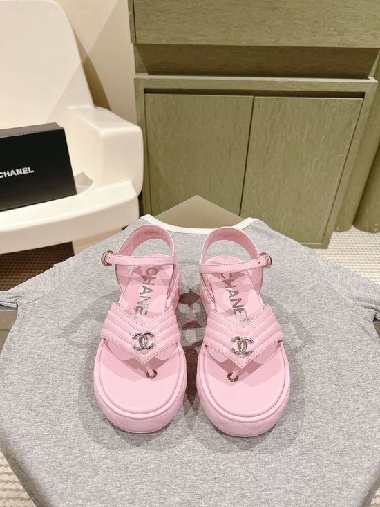 Gucci Classic Embroidered Logo Leather Slides