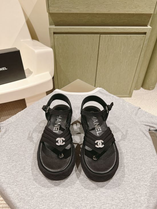 Gucci Classic Embroidered Logo Leather Slides