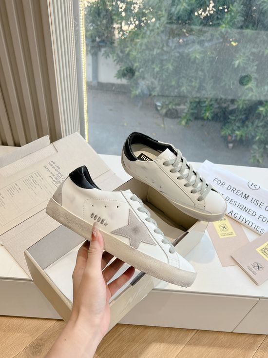 Golden Goose Vintage Distressed Comfortable Casual Walking Sneakers