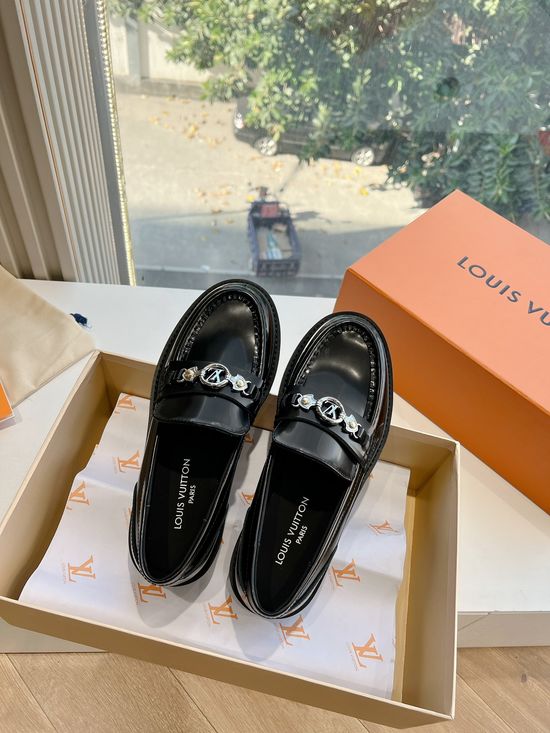 Louis Vuitton Wavy Sole Leather Casual Sneakers with Beaded Laces