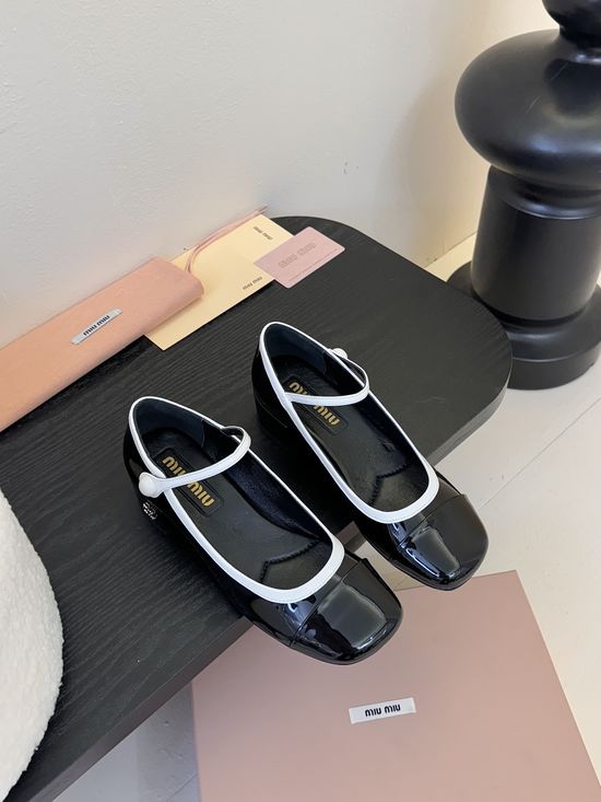 Miu Miu Elegant Pointed Toe Bow Decor Chunky Heel Dress Shoes