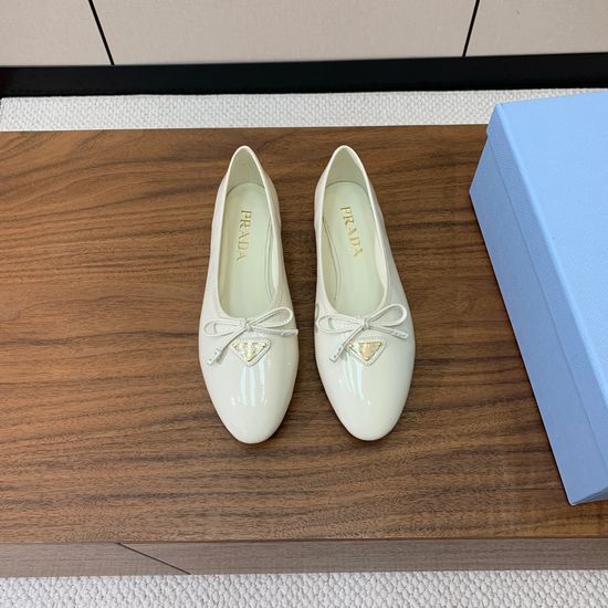 Prada Elegant Patent Leather Ballet Flats for Daily Wear