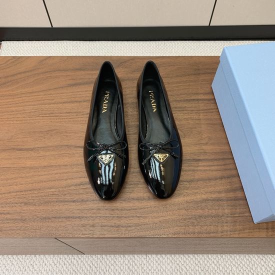 Prada Elegant Patent Leather Ballet Flats for Daily Wear