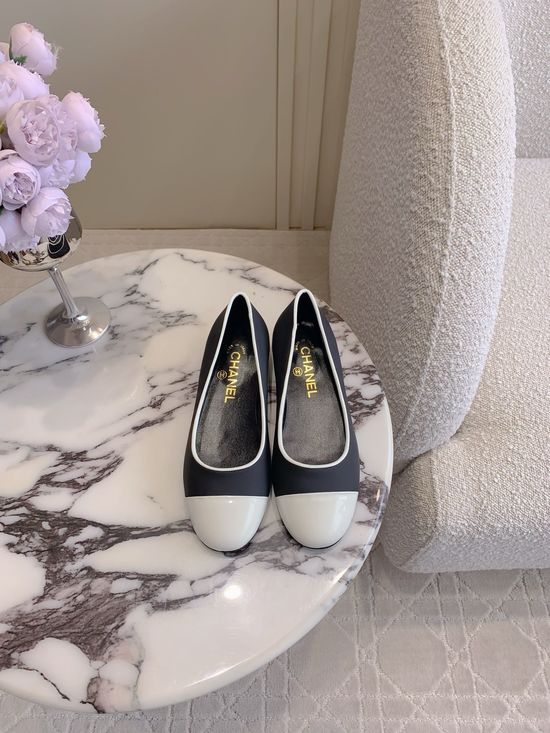 Chanel Chain Decor Flat Shoe with Premium Leather Upper