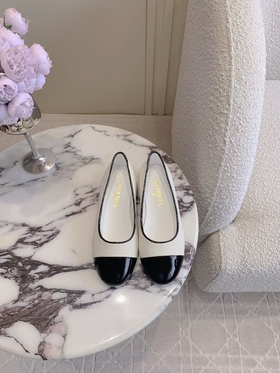Chanel Chain Decor Flat Shoe with Premium Leather Upper