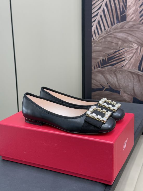 Roger Viver Rhinestone Embellished Leather Office Single Shoes