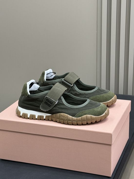 Miu Miu Cooperative Stylish Sneakers Simple Lines Light Sole