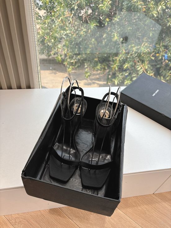 Yves Saint Laurent Sophisticated Pointed-Toe High Heels with Metal Chain Accents